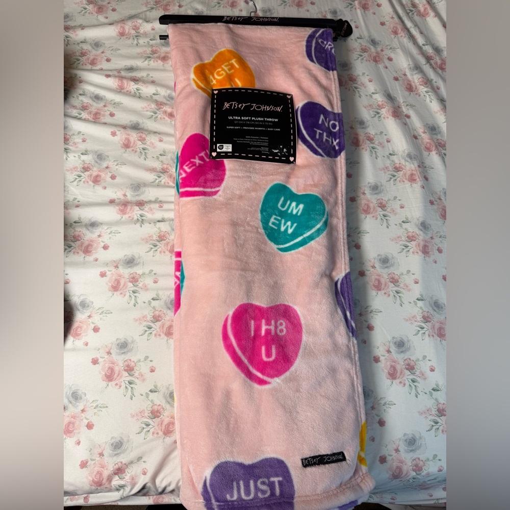Betsey Johnson Candy Heart‎ Plush Throw Blanket 50x70 Pink NWT